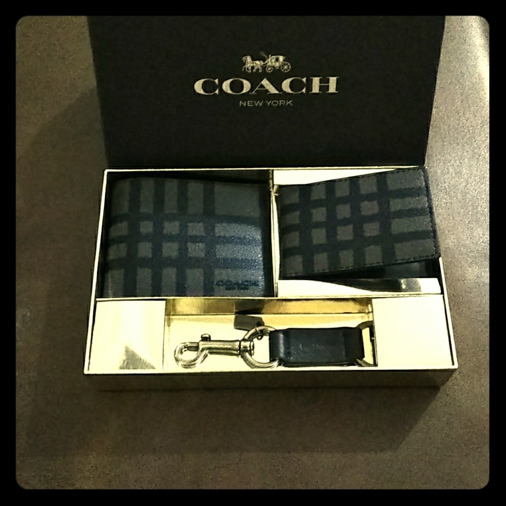 COACH wallet w/card holder & leather key chain..
